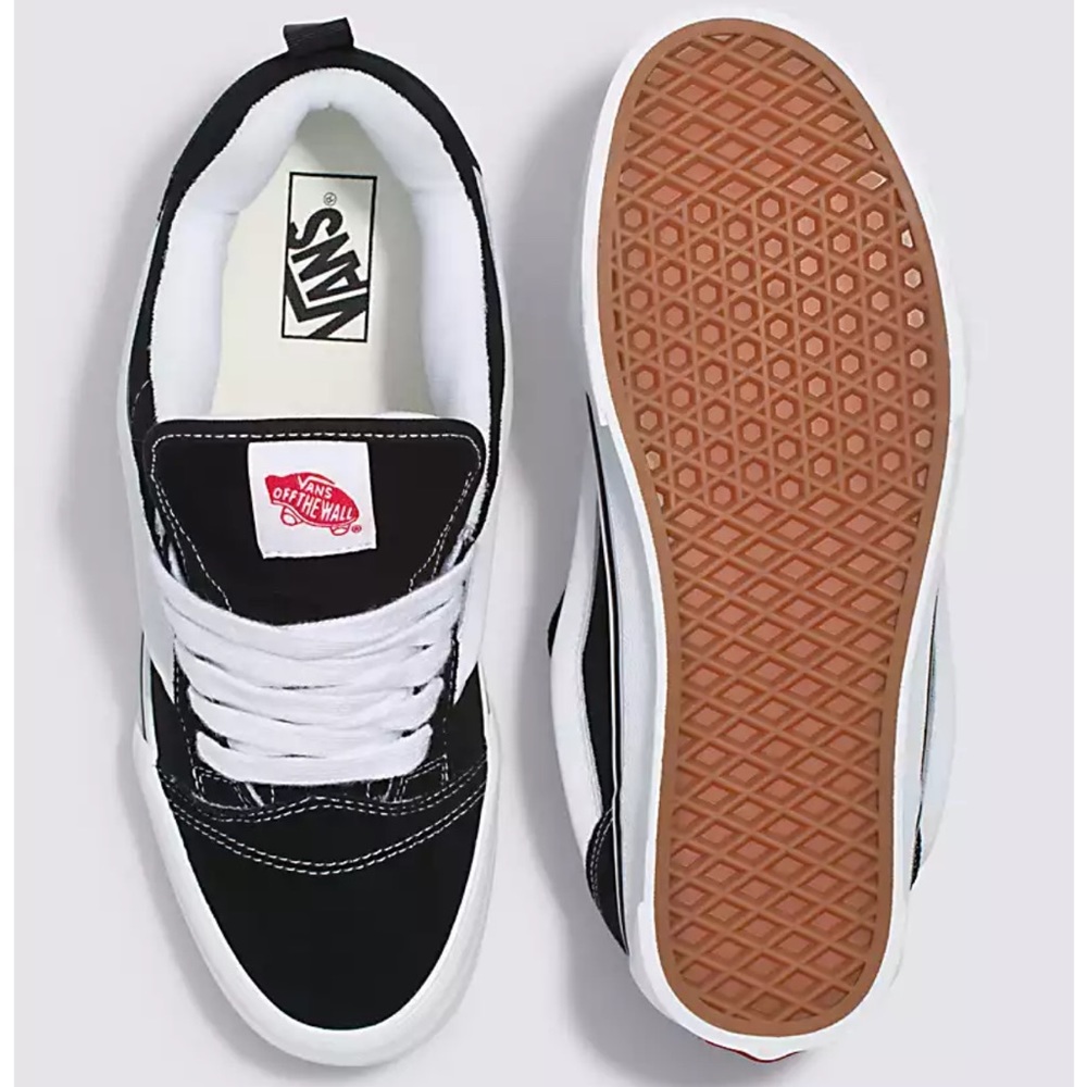 Black/True White Knu Skool Vans
